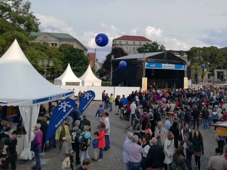 Ein Festplatz mit Bühne und Menschen - der Opernplatz am Entdeckertag